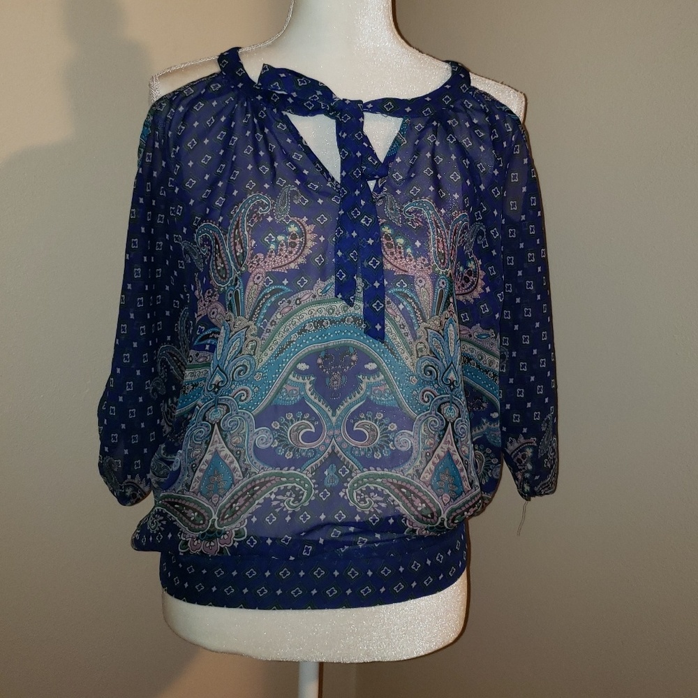 ❤Myth Cold Shoulder  Blouse.  Size Medium. EUC